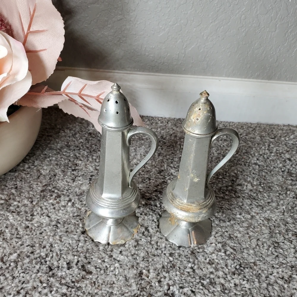 Vintage Peerless Pewter Salt & Pepper Shakers - Pewter 912 Handled S+P Shakers